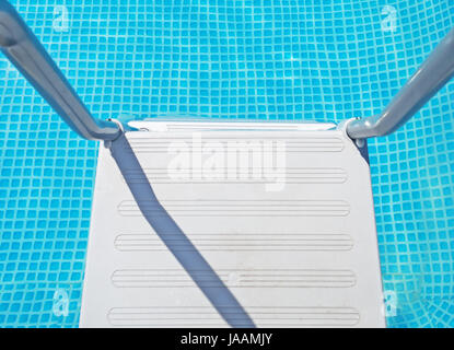 Scaletta per piscina e acqua visto da sopra Foto Stock