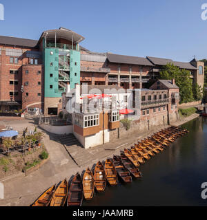 26 Maggio 2017: Durham City, County Durham, Regno Unito - barche a noleggio sul fiume usura in Durham, nella parte anteriore della barca ristorante Club e il Principe Bis Foto Stock