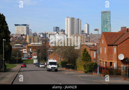 Inner City View. Angelina Street, Highgate, Birmingham, UK, nel mese di marzo 2017. Lo skyline del centro cittadino di Birmingham è visibile in background. Foto Stock