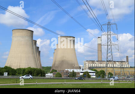 Le torri di raffreddamento ed elettricità piloni della Ratcliffe power station nel Nottinghamshire, Regno Unito. Come si vede nel maggio 2017. Foto Stock