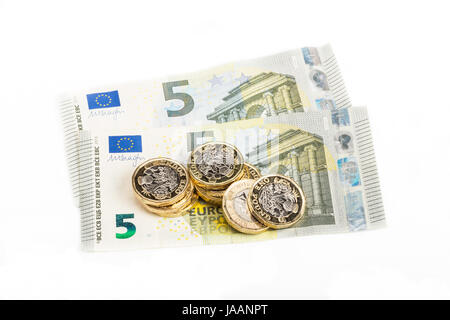 British una sterlina monete sulle banconote in euro Foto Stock