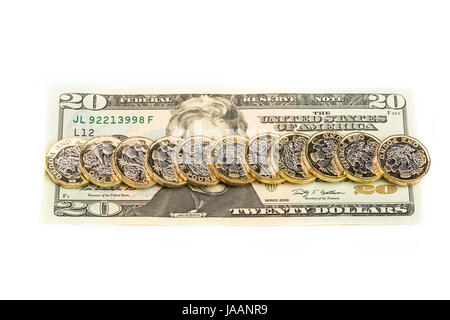 British una libbra di monete su un Dollaro statunitense Bill Foto Stock