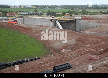 Costruzione di un nuovo tratto di superstrada a 4 corsie in Inghilterra è un46 trunk road. Mostra nuovo cavalcavia e rotonda in via di completamento Foto Stock