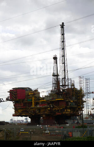 Smantellata Delta Brent del Mare del Nord la Shell Oil Rig Platform in grado UK Seaton Port Hartlepool in attesa di demolizione e riciclaggio Foto Stock