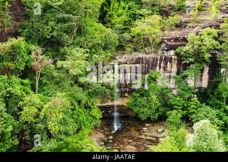 Tropischer Wasserfall, Soi Sawan bei Khong Chiam in Thailandia Foto Stock