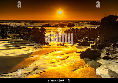 Tramonto sull'Atlantico a Widemouth Bay Foto Stock