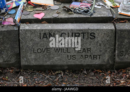 Ian Curtis' lapide a Macclesfield crematorio a Macclesfield, Cheshire, Regno Unito. il cantante inglese-cantautore e musicista è stato meglio conosciuto come th Foto Stock