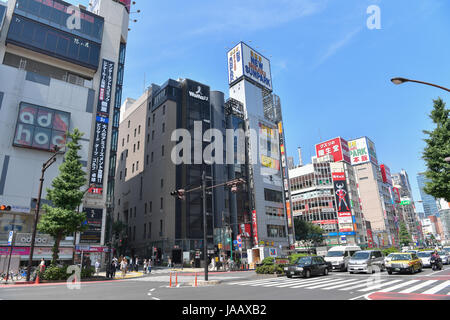 SHINJUKU - 29 Maggio: giapponese e i turisti dello shopping a piedi alla stazione di Shinjuku (grande intrattenimento, business e shopping area intorno alla Stazione di Shinjuku) a maggio Foto Stock