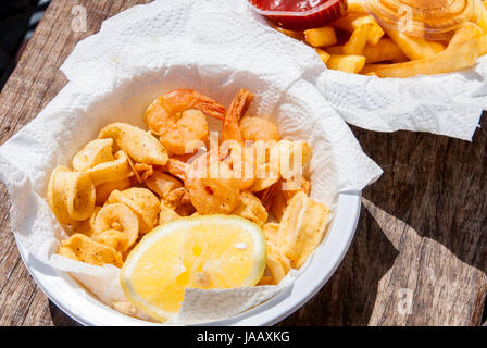 Croccanti calamari e gamberetti nella piastra bianca.il pesce fritto cibo cucinato alla perfezione. Foto Stock