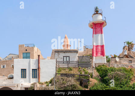 Rosso e Bianco inattivo vecchio faro, sulla cima di una collina al di sopra del vecchio porto di Jaffa, Israele Foto Stock