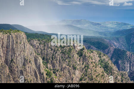 Avvicinando la pioggia nuvole a 'Black Canyon del Gunnison' Parco Nazionale (Colorado, USA). Foto Stock