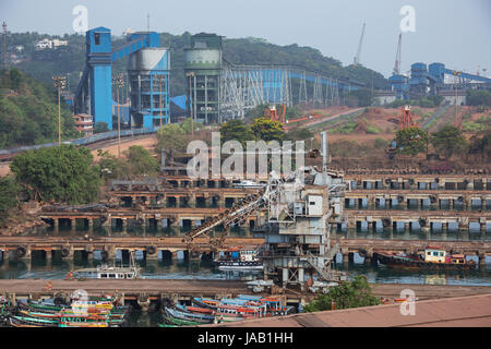 Editoriale: MORMUGAO, Goa, India, Aprile 11, 2017 - strutture portuali con treno merci nel porto di Mormugao Foto Stock