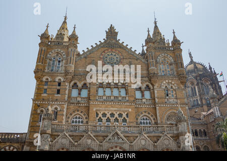 Dettaglio dell'ala sinistra di Chhatrapati Shivaji stazione ferroviaria di Mumbai Foto Stock