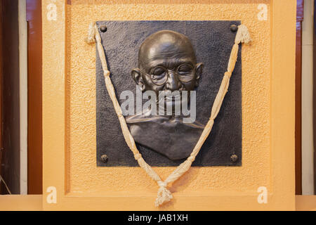 Editoriale: MUMBAI, Maharashtra, India, 12 Aprile 2017 - di Gandhi effigie a Mani Bhavan Museo Gandhi a Mumbai Foto Stock