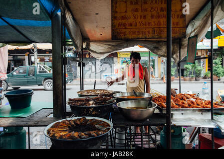 Bangkok, Tailandia - 11 Settembre 2016: venditore ambulante di cottura degli alimenti sulla strada a Settembre 11, 2016 a Bangkok, in Thailandia Foto Stock