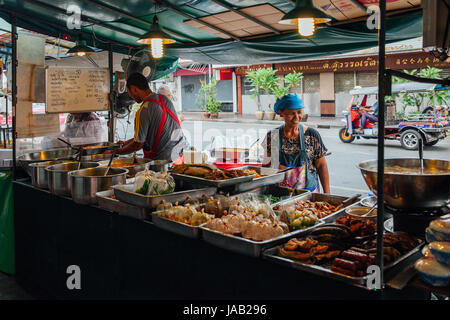 Bangkok, Tailandia - 11 Settembre 2016: i venditori ambulanti di cottura degli alimenti sulla strada a Settembre 11, 2016 a Bangkok, in Thailandia Foto Stock