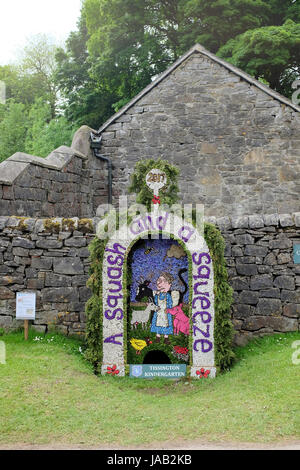 Tissington, Derbyshire, Regno Unito. Il 31 maggio 2017. Le mani ben medicazione raffigurante Cristo il primo miracolo di cambiare l'acqua in vino a Tissington nel Derby Foto Stock