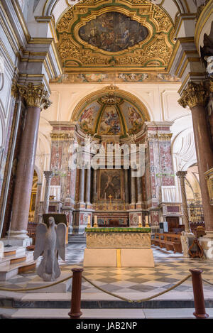 Amalfi, Italia - 1 Settembre 2016: altare principale della cattedrale di Sant Andrea in Amalfi Foto Stock