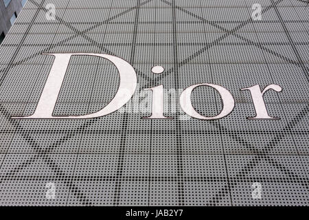 Giappone, Osaka, Shinsaibashi. Illuminati di grandi dimensioni 'Dior' segno sul grill modellato parete grigia di Dior store. Foto Stock
