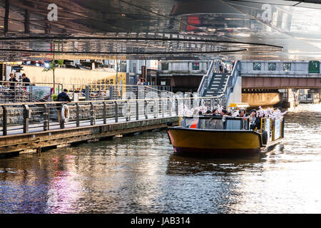 Dotonbori, una delle principali destinazioni turistiche di Osaka. Gita in barca di crociera passando sotto l'Ebisu, aka ponte Dotonbori. Foto Stock