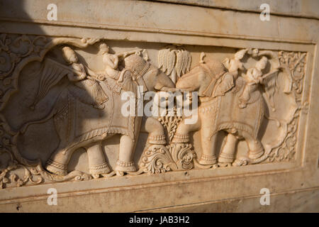 Un intaglio di Rajasthani di due elefanti scolpita nel marmo a Gatore Ki Chhatriyan a Jaipur, India Foto Stock