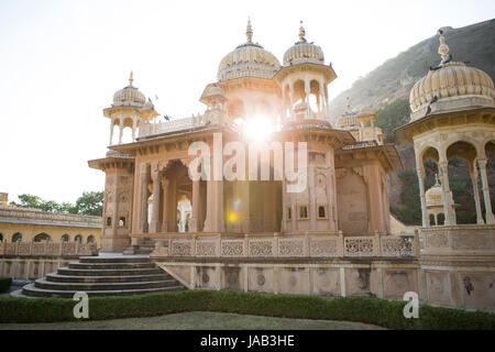 Il sole splende attraverso il tempio a Gatore Ki Chhatriyan a Jaipur, India Foto Stock