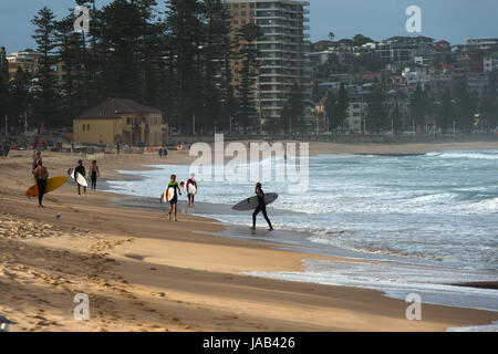 Surfisti a Manly Beach in un giorno di tempesta. Periferia nord di Sydney, NSW, Australia. Foto Stock