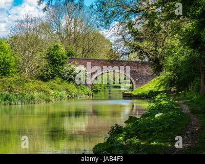Un ponte sopra il Kennet and Avon Canal vicino a poco Bedwyn nel Wiltshire. Foto Stock