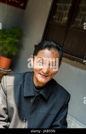 Uomo sorridente, acqua antica città di Tongli, Suzhou, provincia dello Jiangsu, Cina Foto Stock