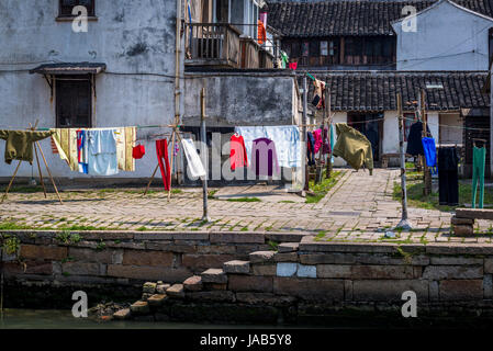 Lavaggio e asciugatura in strada, acqua antica città di Tongli, Suzhou, provincia dello Jiangsu, Cina Foto Stock