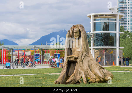 Figura scolpita in legno interno moncone, False Creek, Vancouver, British Columbia, Canada. Foto Stock