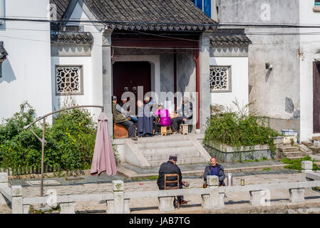 La popolazione locale rilassante in strada, acqua antica città di Tongli, Suzhou, provincia dello Jiangsu, Cina Foto Stock