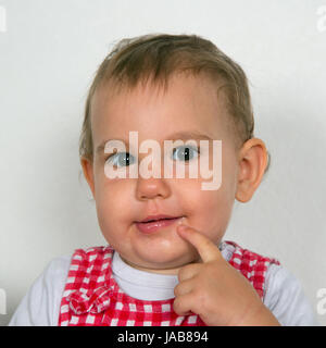 Portrait von einem Baby, das ist neugierig und in die Kamera schaut Foto Stock