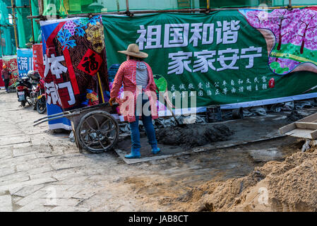 La donna lavora in un cantiere edile, acqua antica città di Tongli, Suzhou, provincia dello Jiangsu, Cina Foto Stock