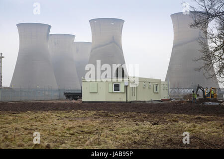 Sito temporaneo cabine di fronte al disuso delle torri di raffreddamento di Willington Power Station, Derbyshire, Regno Unito. La stazione di alimentazione è stata chiusa negli anni novanta Foto Stock