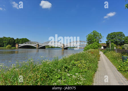 Thames Path a Barnes il ponte ferroviario in London Regno Unito Foto Stock