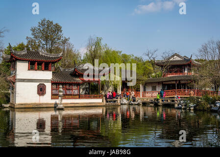 Padiglione del giardino che si affaccia su uno stagno, perla Pagoda Garden, acqua antica città di Tongli, Suzhou, provincia dello Jiangsu, Cina Foto Stock