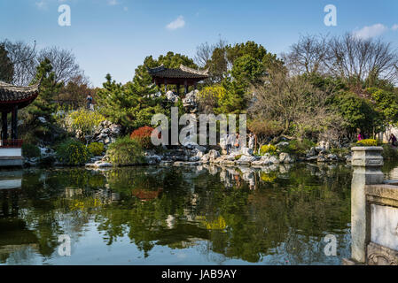 Padiglione del giardino che si affaccia su uno stagno, perla Pagoda Garden, acqua antica città di Tongli, Suzhou, provincia dello Jiangsu, Cina Foto Stock