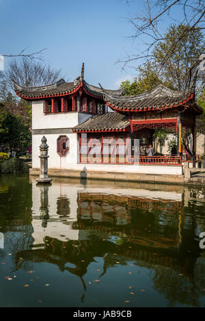 Padiglione del giardino che si affaccia su uno stagno, perla Pagoda Garden, acqua antica città di Tongli, Suzhou, provincia dello Jiangsu, Cina Foto Stock