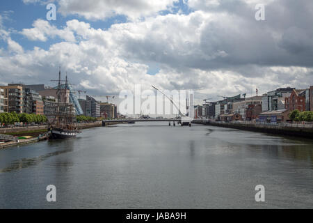 Una vista del fiume Liffey e Dublin Docklands area nella città di Dublino, Irlanda Foto Stock