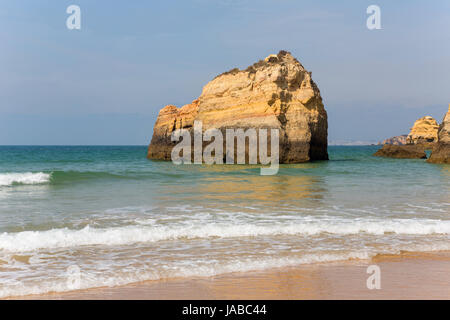 La famosa spiaggia di Praia da Rocha a Portimao. Questa spiaggia è una parte della famosa regione turistica di Algarve. Foto Stock