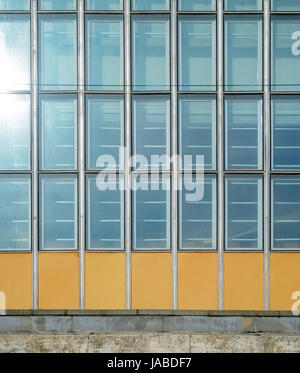 Architettura di sfondo astratto. Glass curtain wall texture. Vetrata sistema basato su una tecnologia ormai superata. Dettaglio della facciata Foto Stock