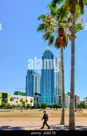 Il Glazer il Museo dei Bambini è sovrastato dal Condominio SkyPoint elegante silhouette uomo mentre passeggiate in Hixon Waterfront Park, Tampa, FL Foto Stock