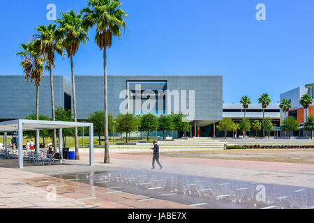 Il Tampa Museum of Art angolare, moderna architettura industriale aggiunge interesse per la Curtis Hixon Waterfront Park in downtown Tampa, FL Foto Stock