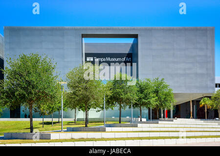 Il Tampa Museum of Art angolare, moderna architettura industriale aggiunge interesse per la Curtis Hixon Waterfront Park in downtown Tampa, FL Foto Stock