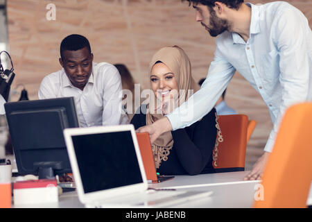 Multirazziale business contemporaneo persone che lavorano Foto Stock