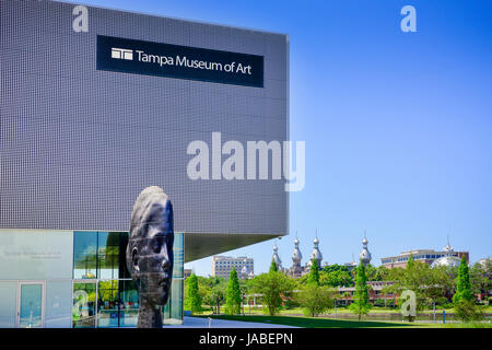 Il moderno Tampa Museum di arte architettura del contrasto con la Moresca in stile Revival dell Università di Tampa, FL vista lungo il fiume Hillsborough Foto Stock