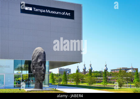 Il moderno Tampa Museum di arte architettura del contrasto con la Moresca in stile Revival dell Università di Tampa, FL vista lungo il fiume Hillsborough Foto Stock