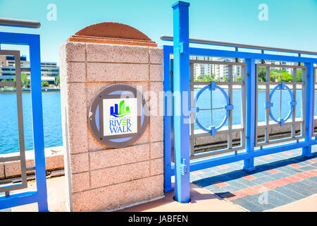 Un segno legge 'Tampa River Walk' lungo il Riverwalk percorso sulle rive del fiume Hillsborough in downtown arts district a Tampa, FL Foto Stock