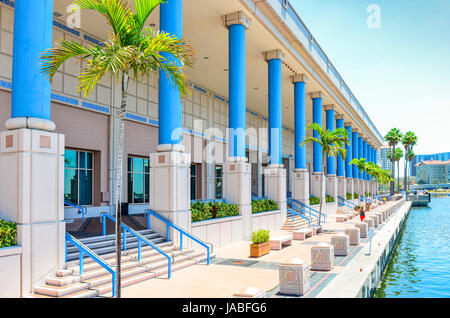 Vista la singolare rosa pallido con colonne blu al Tampa Convention Center building lungo il fronte mare del fiume Hillsborough in Tampa, FL Foto Stock